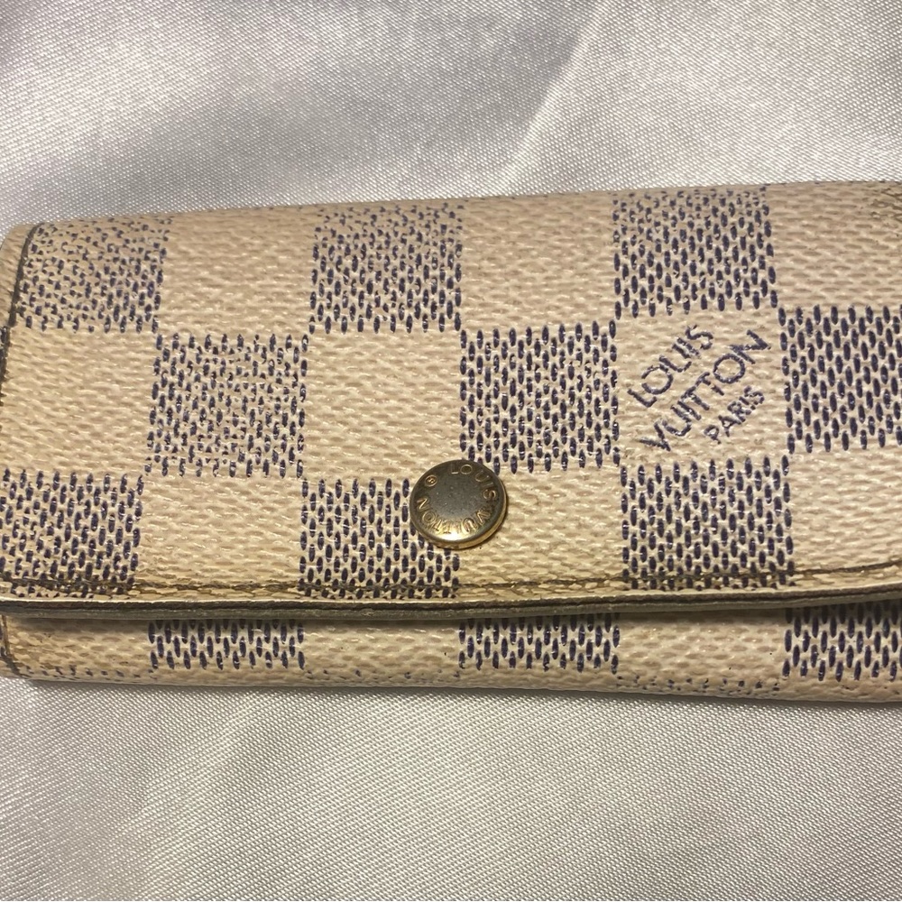 54D -Louis Vuitton, Damier Azuzr 4-Hooks Key Case 4.5in x 2.5in  CT0088 W/COA